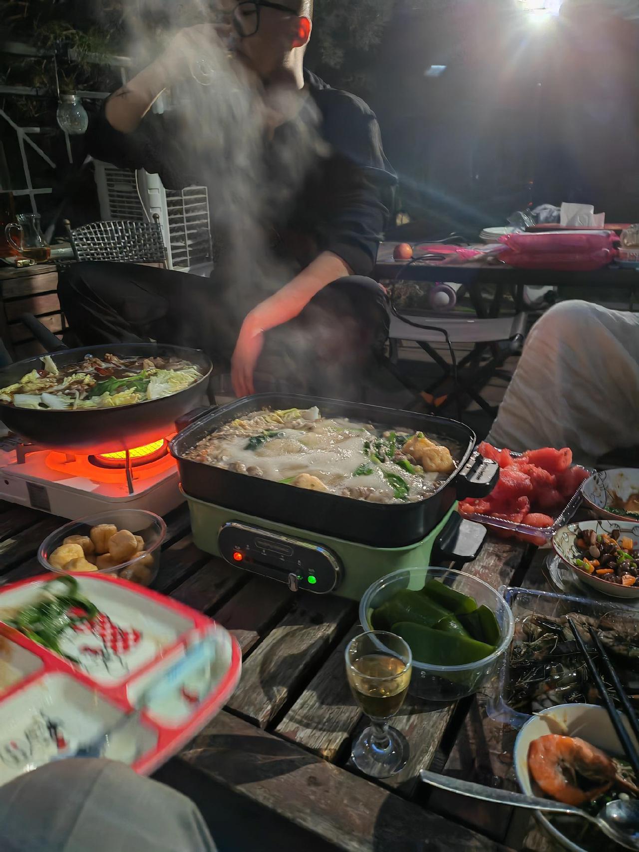 秋寒霜铺路，
红泥小火炉，
晚来天月冷，
能饮一杯无？