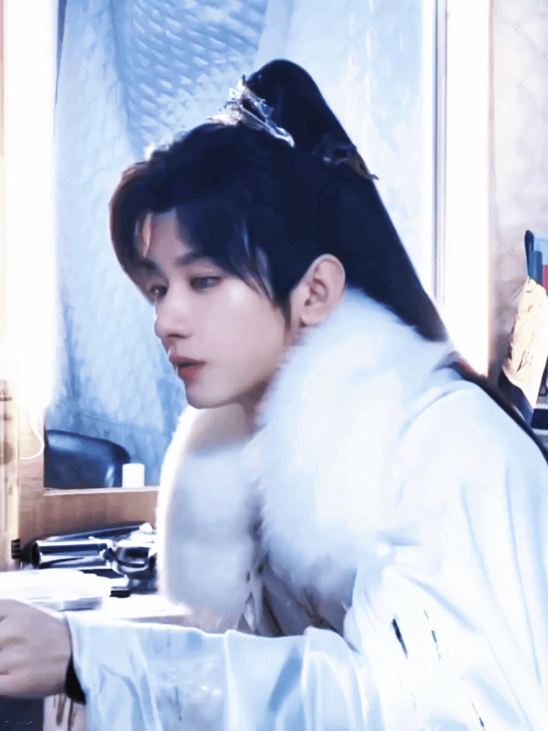 今天温度零下了，路上玩手机开始冻手了，好冷啊🥶北方寒冷的冬天来了…… 