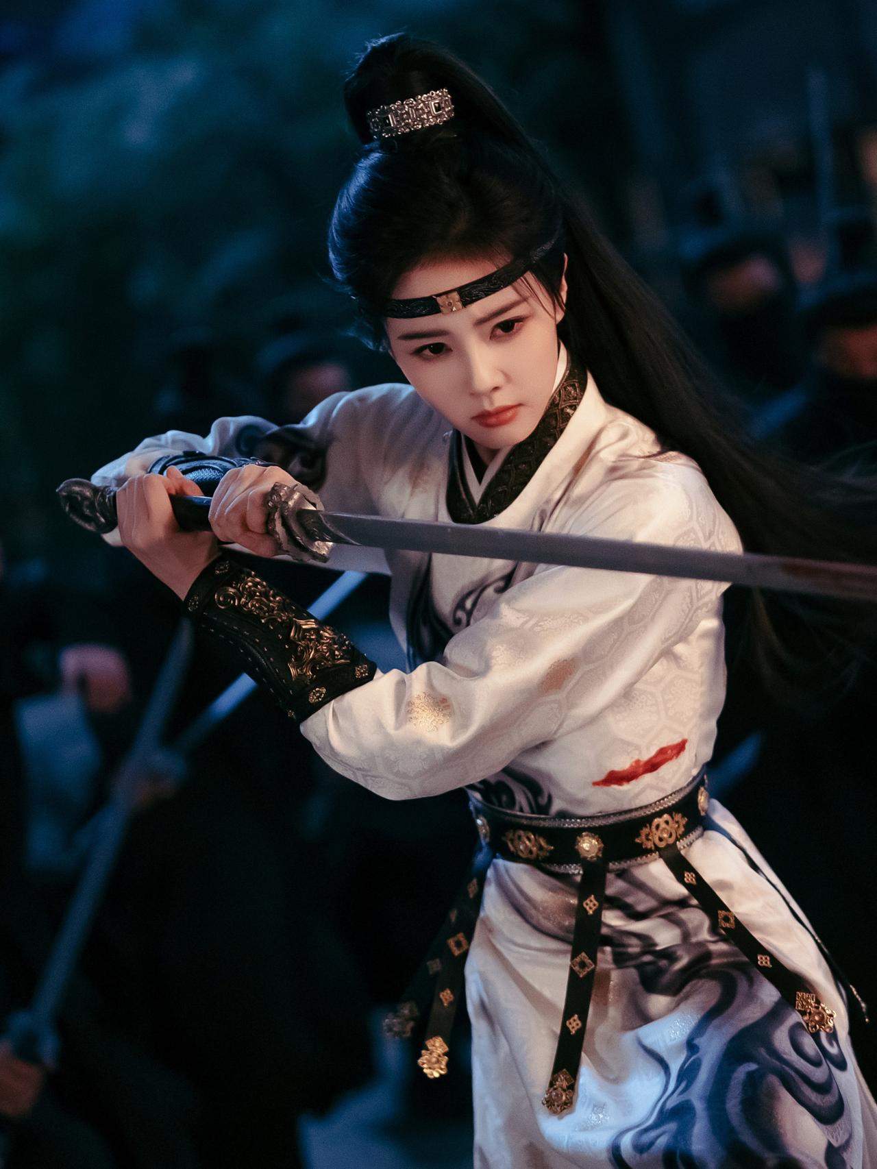 这个月白鹿要高兴地合不拢嘴了，
笑容藏都藏不住，
她得到了比《唐宫奇案》片酬还贵