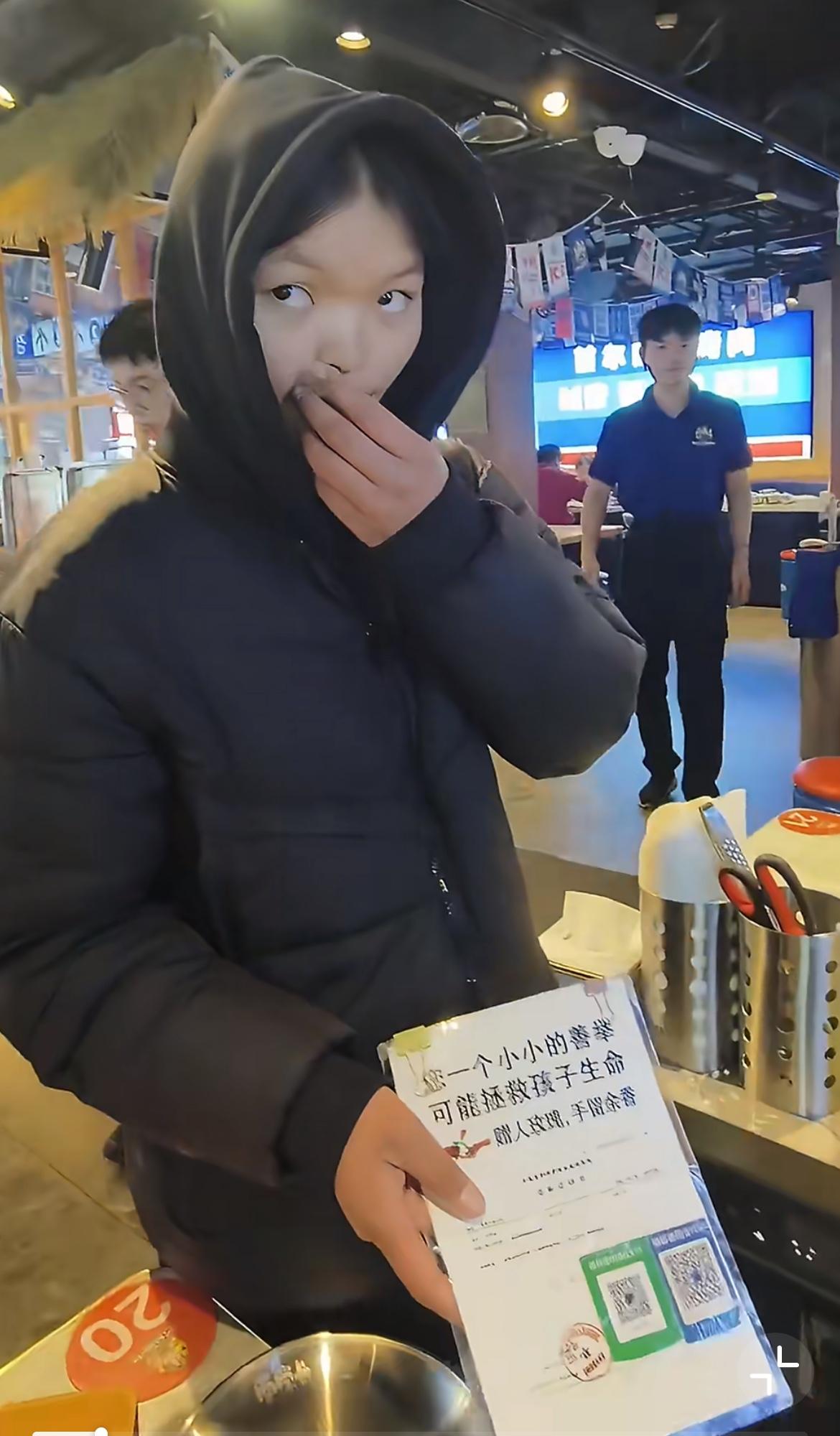 烤肉店老板遇到的奇葩女孩，拿着二维码装聋哑人在店里找客人扫码要钱，骚扰客人。老板