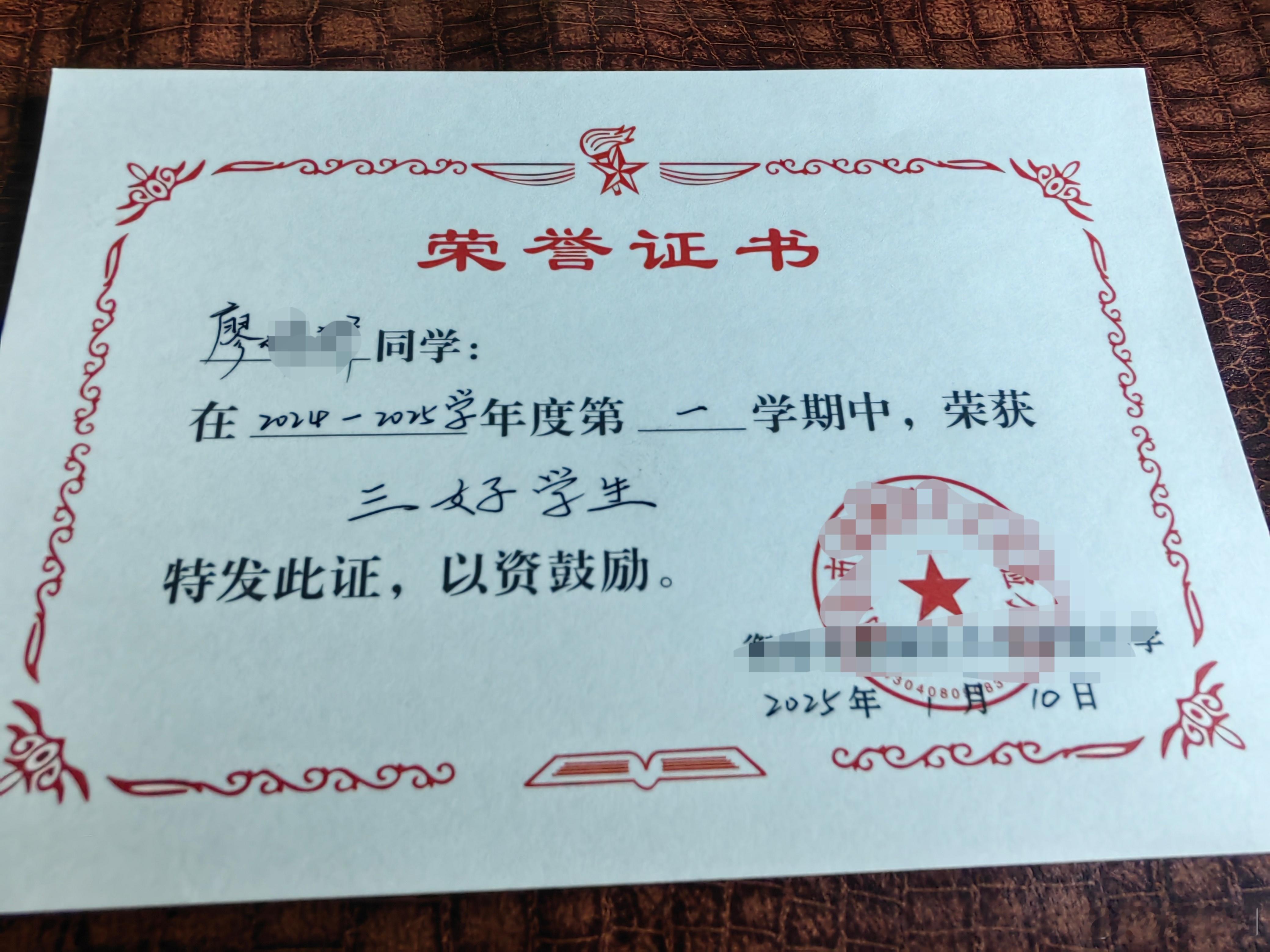 儿子考第一回家过年爸爸大声追问 我对孩子们学习要求不高，也从不给他们压力，但孩子