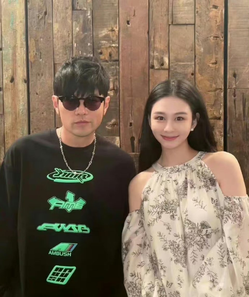 #邱淑贞女儿与周杰伦合照#邱淑贞女儿追星成功，还有周杰伦曲线追星成功？？#ip风