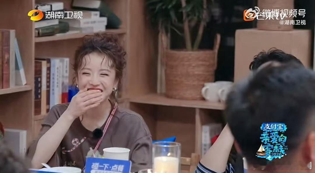 武艺时隔八年蛋糕拿对了吗时光氛围感拉满！时隔八年再度同框，沈月为武艺送上同款餐后