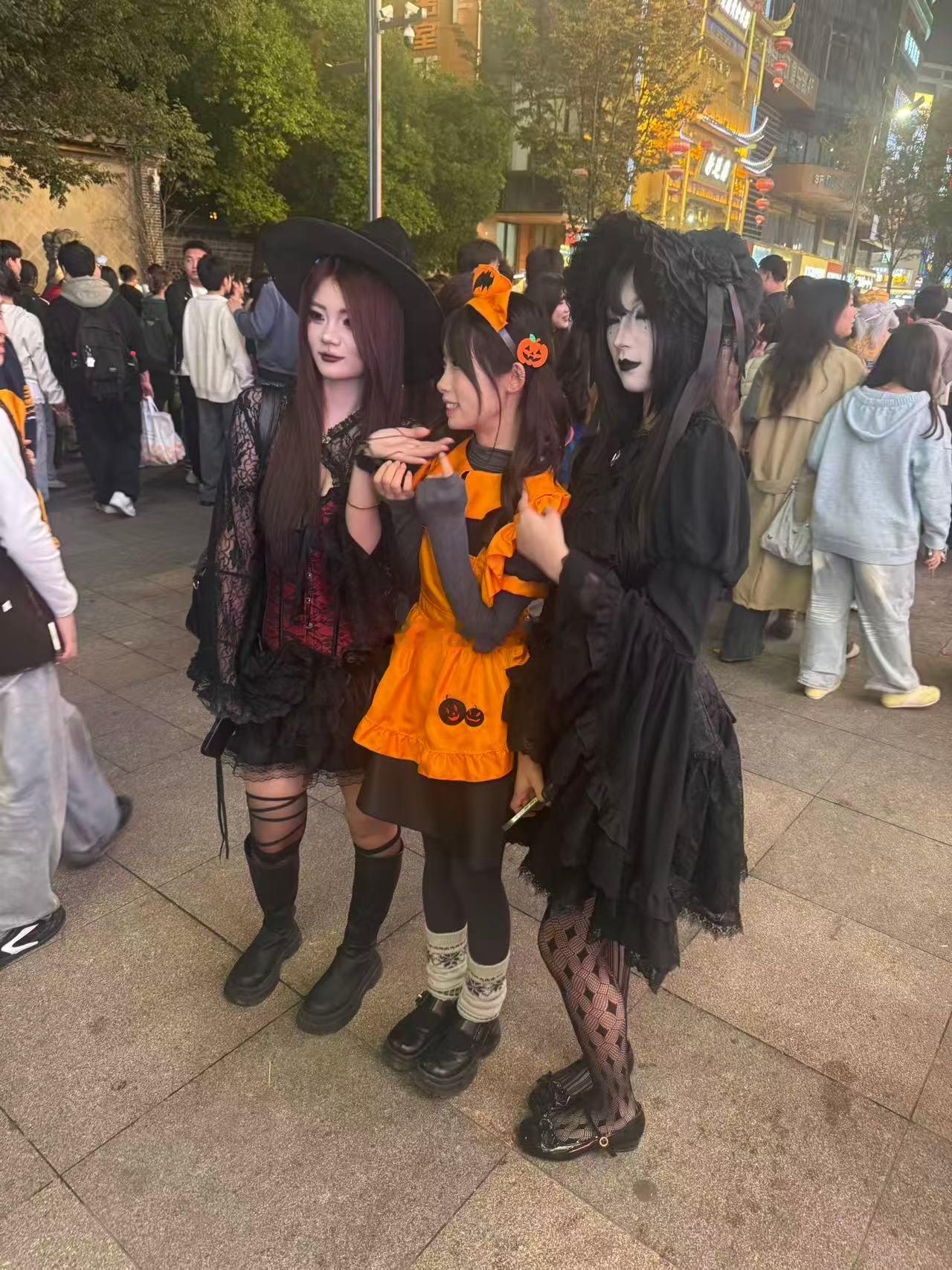 万圣节🎃万圣节今晚的淮河路步行街，才是合肥商圈真正顶流！人山人海热闹拉满，说淮