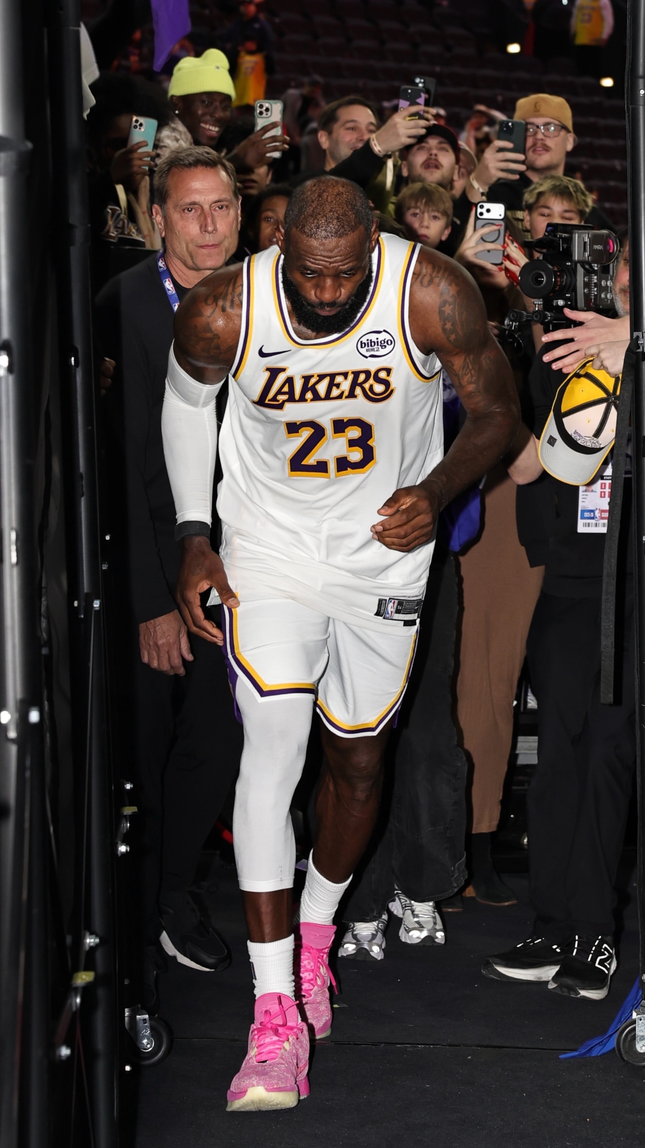 “自然有人在你身后”詹姆斯