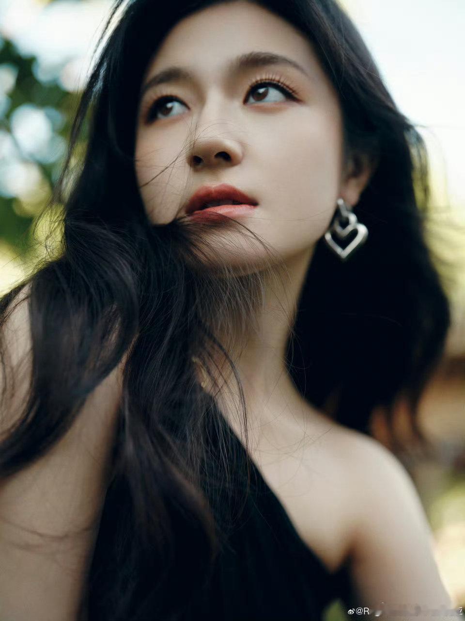 李兰迪这怼脸更是妈妈级别李兰迪这张照片直接把我美到心颤！大气明媚的长相，充满了东
