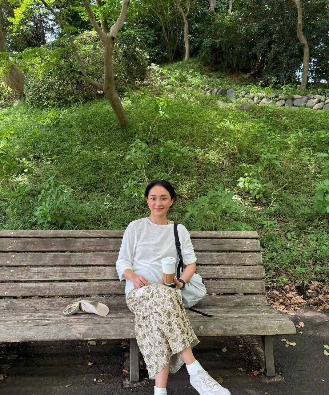 周迅素颜现身川西，穿防晒衣比耶接地气 