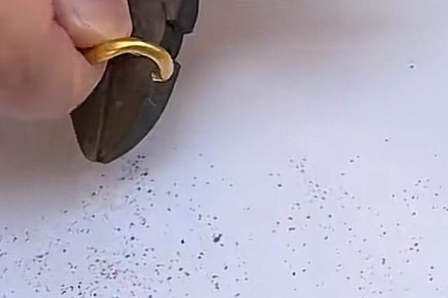 山东枣庄滕州市，王先生的妻子带着一条戴了两年的125克金手链去回收店变现，结果剪