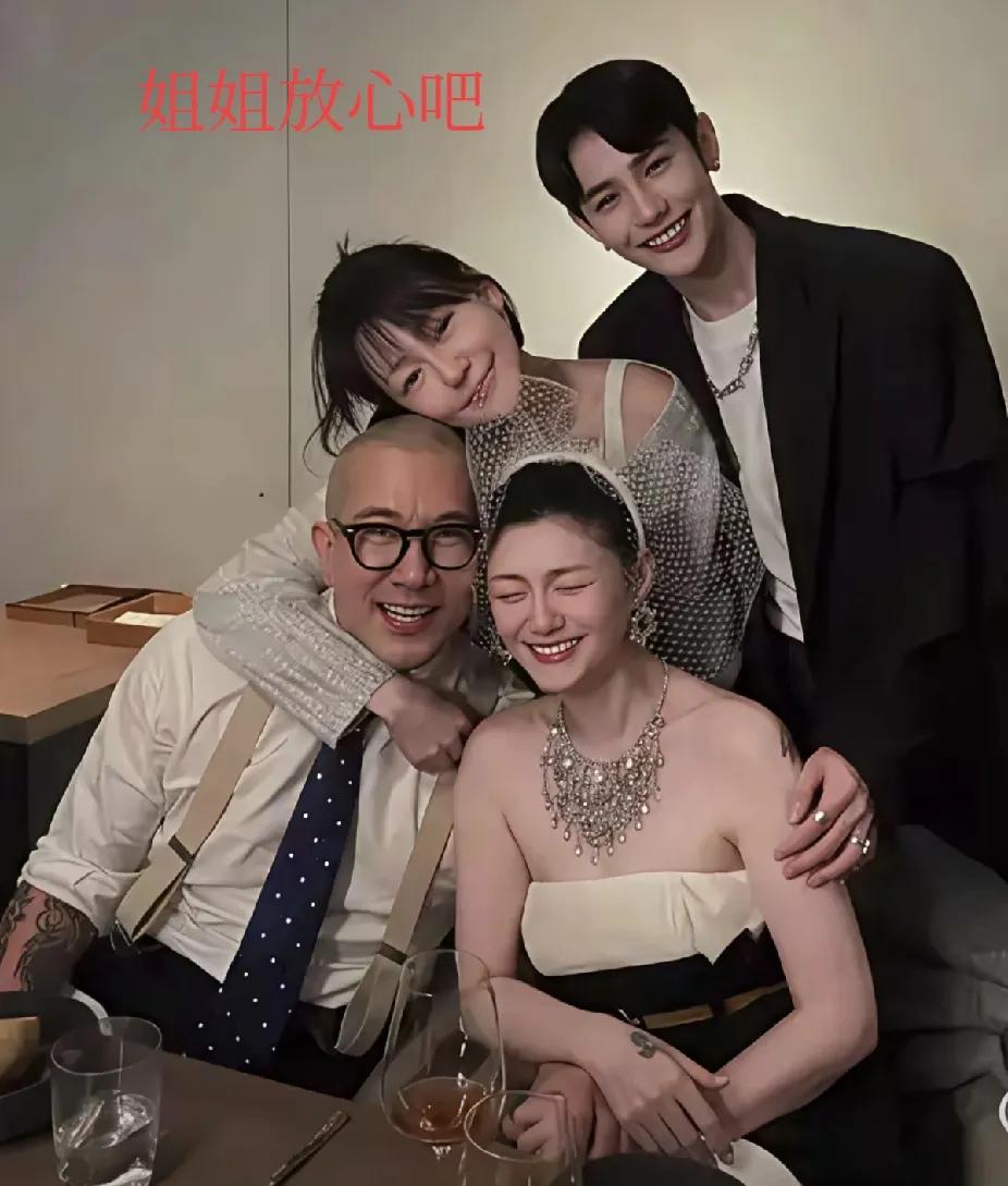大S看到妹妹颁奖这一幕，一定非常感动，她不在了，妹妹就成了家里的顶梁柱，和姐夫一