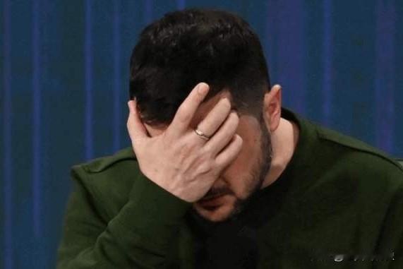 乌克兰总统泽连斯基面对镜头沉稳地宣称“不会紧紧握住总统的职位不放”，却向西方盟友