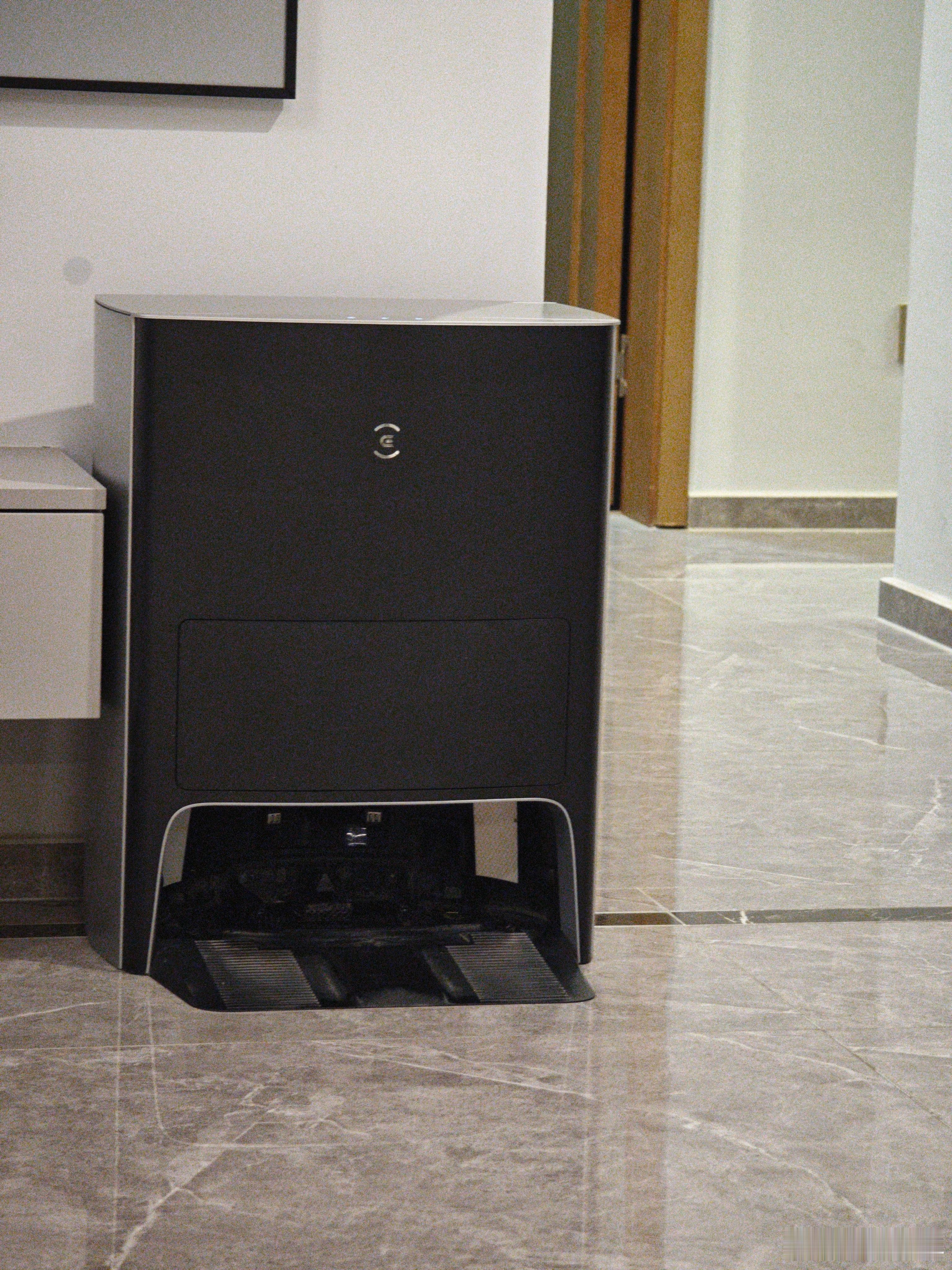 这个科沃斯扫地机器人 真是一言难尽啊  当时花了5000多买的 用了一年的时候 