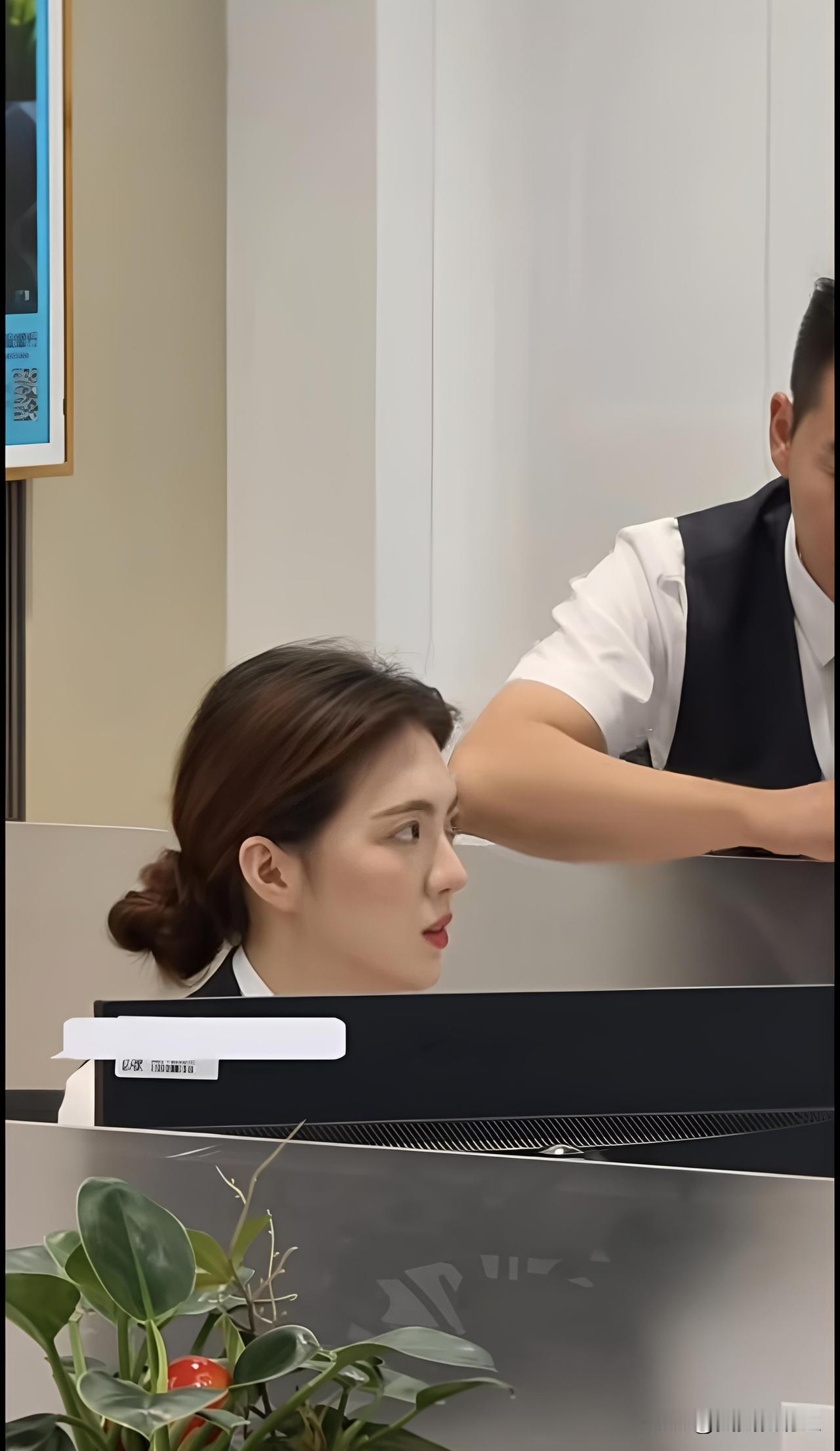 新来的女同事，业务流程不是很熟悉，很多人都愿意教她。同事之间就应该这样和谐相处。