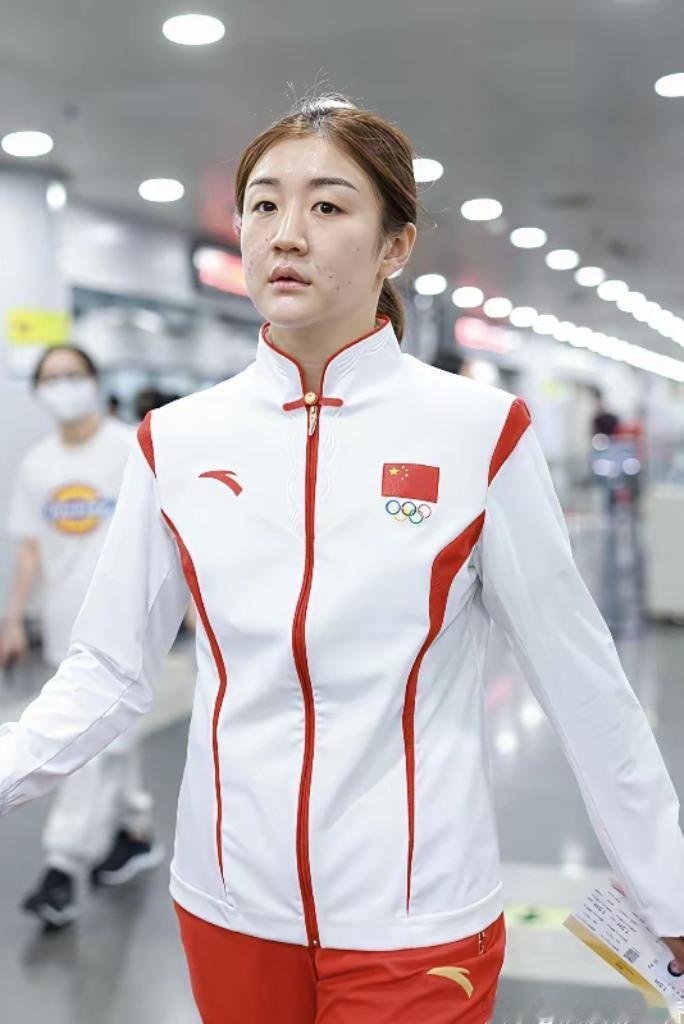 山东姑娘陈梦也太圈粉了！0比4输给王曼昱无缘女单决赛，赛后采访没有一丝抱怨，反而