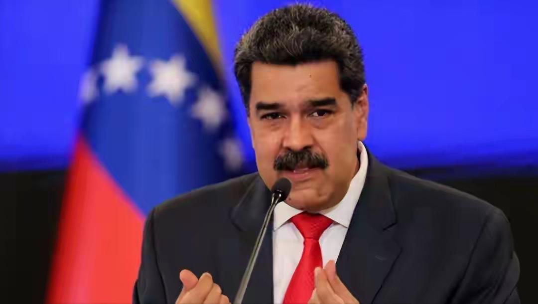 2025年12月的加勒比海，硝烟味越来越浓。美军直升机在公海上空盘旋，武装人员从