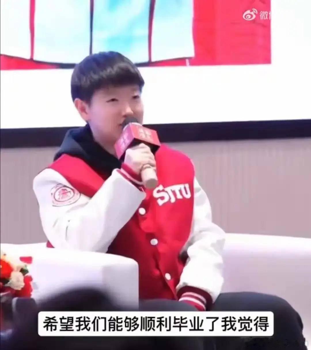 孙颖莎王曼昱毕业照颖莎和曼昱毕业快乐🎉！运动体育
