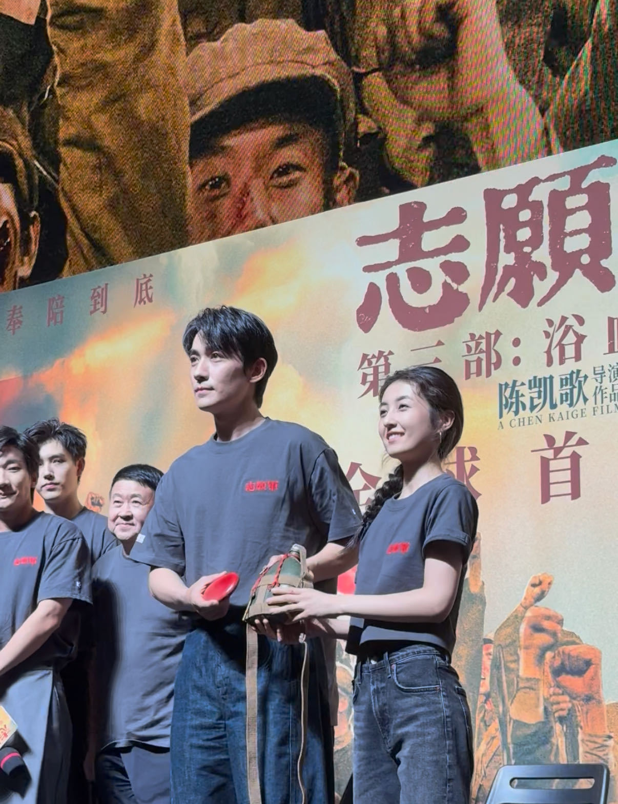 想给朱一龙张子枫做顿饺子 电影里李晓和李想相聚太匆匆，炮火让团圆饭成泡影。戏外他