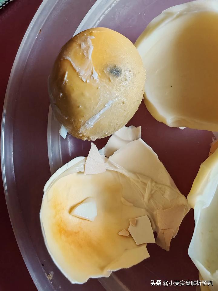 有点小问题，滚了个鸡蛋，滚完了掰开一看，这个蛋还真的不一样了。蛋壳外面干干净净，