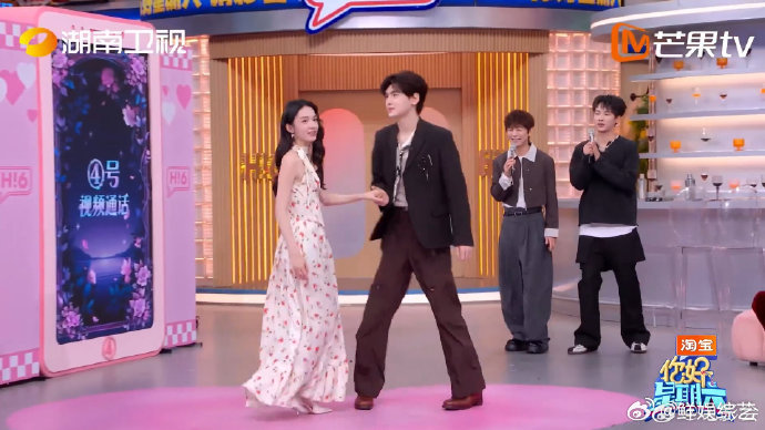 周也翟潇闻同框对我眼睛很好这才是养眼舞台天花板！周也翟潇闻跳华尔兹，俊男靓女默契