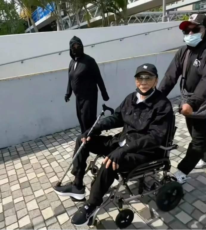 谢贤走了，享年89岁。可你要是只记得他是"谢霆锋的爸"，那就亏大了。

这老头儿