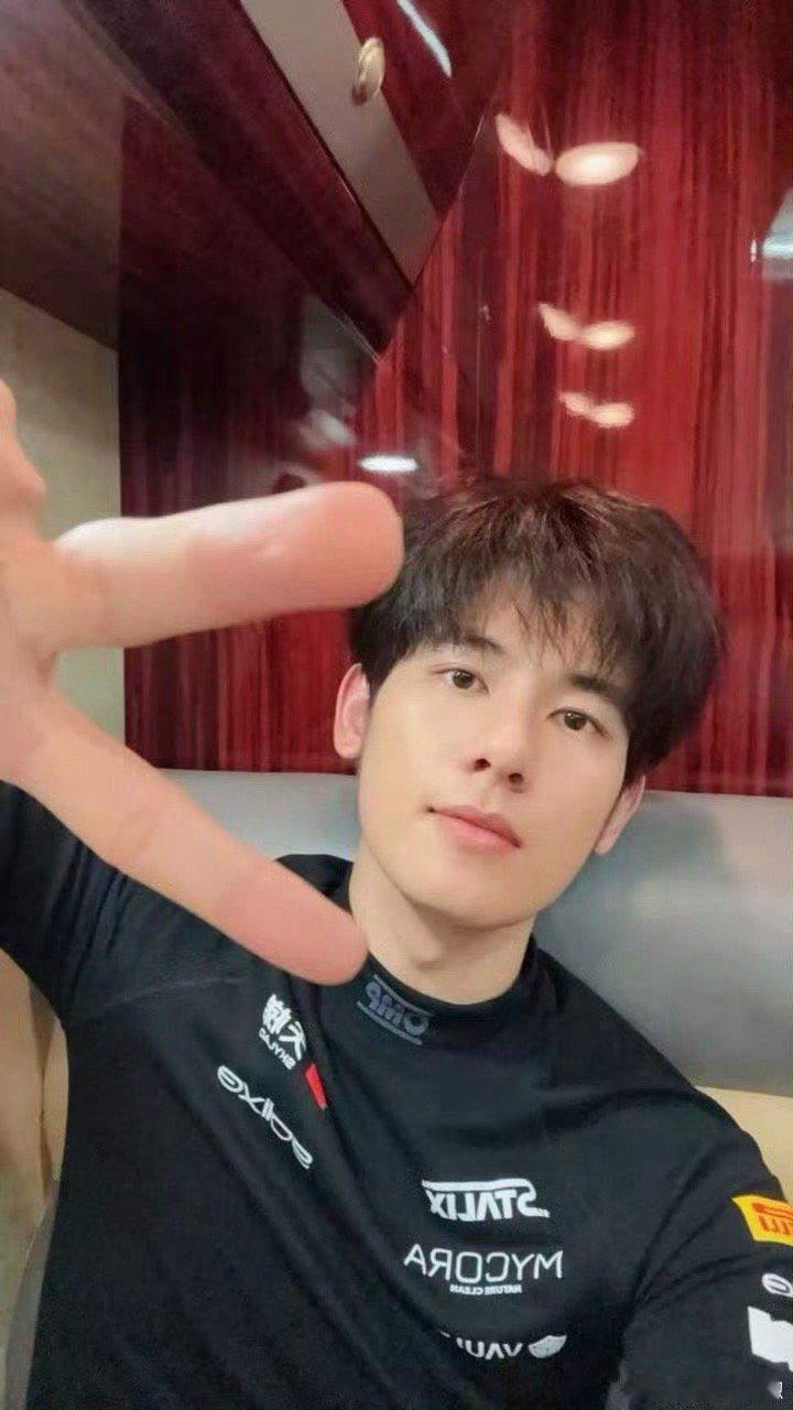 胡先煦cos胡先煦 飞驰人生3欢乐加码！胡先煦cos刘世豪精准还原，光刻公主全程