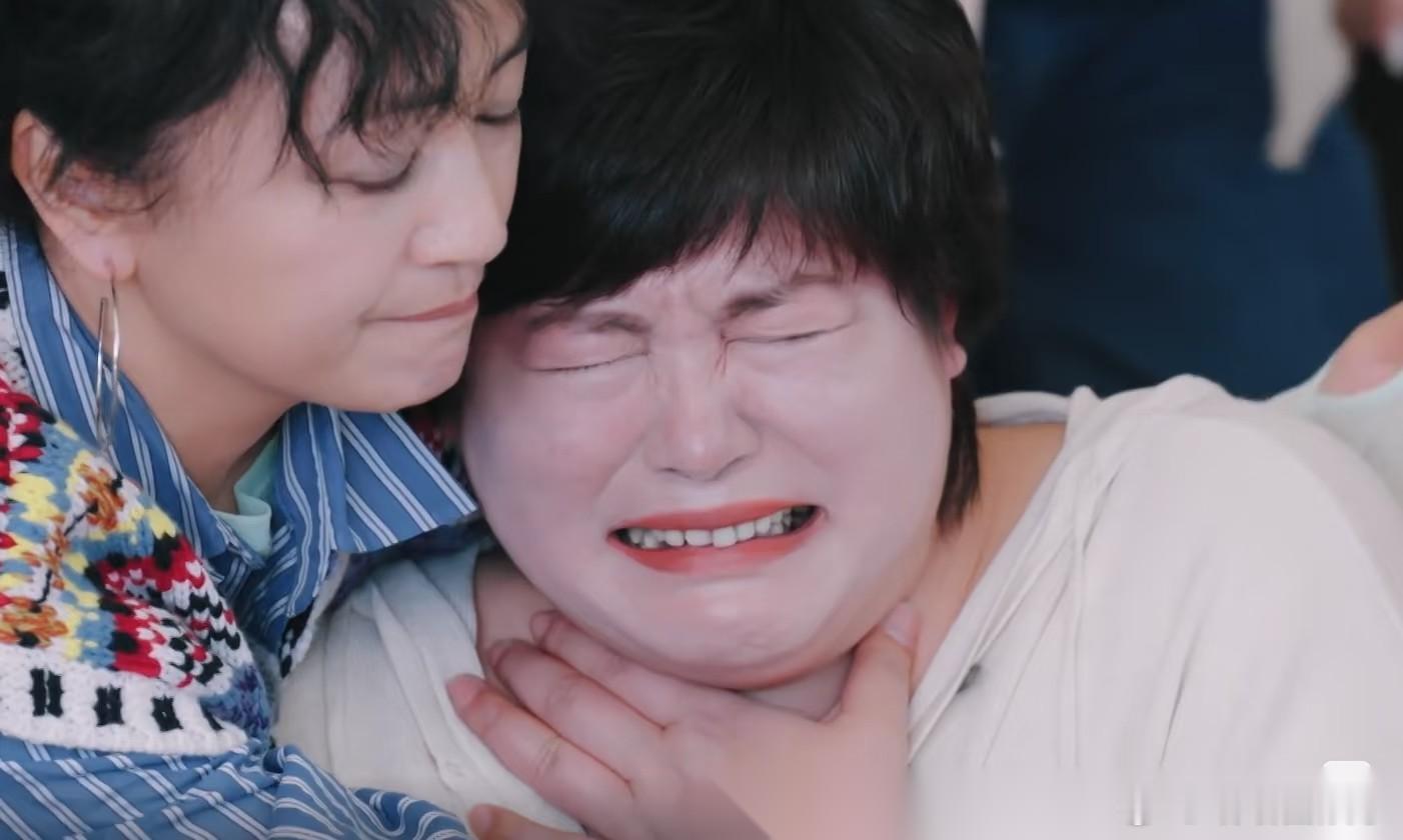 我问老公，于娜为什么不找咨询师慢慢疗愈自己，而非要在节目中哭的这么难堪？ 老公叹