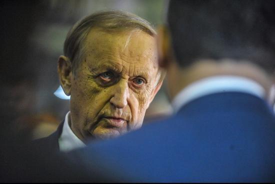 想谈合作？可以。先把欠我们的35亿美元吐出来，再说。
博戈斯拉耶夫学机械出身，从