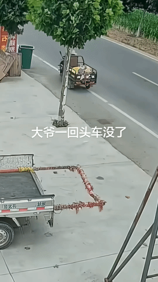 一阵大风竟然意外救了大爷一命？
这到底是怎么回事？
原来事情经过是:有一个开着电