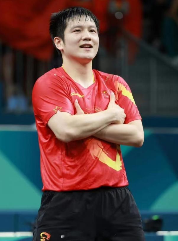 樊振东[超话]   本雅明模仿樊振东庆祝手势 🥇巴奥之后🫡皆向东流  