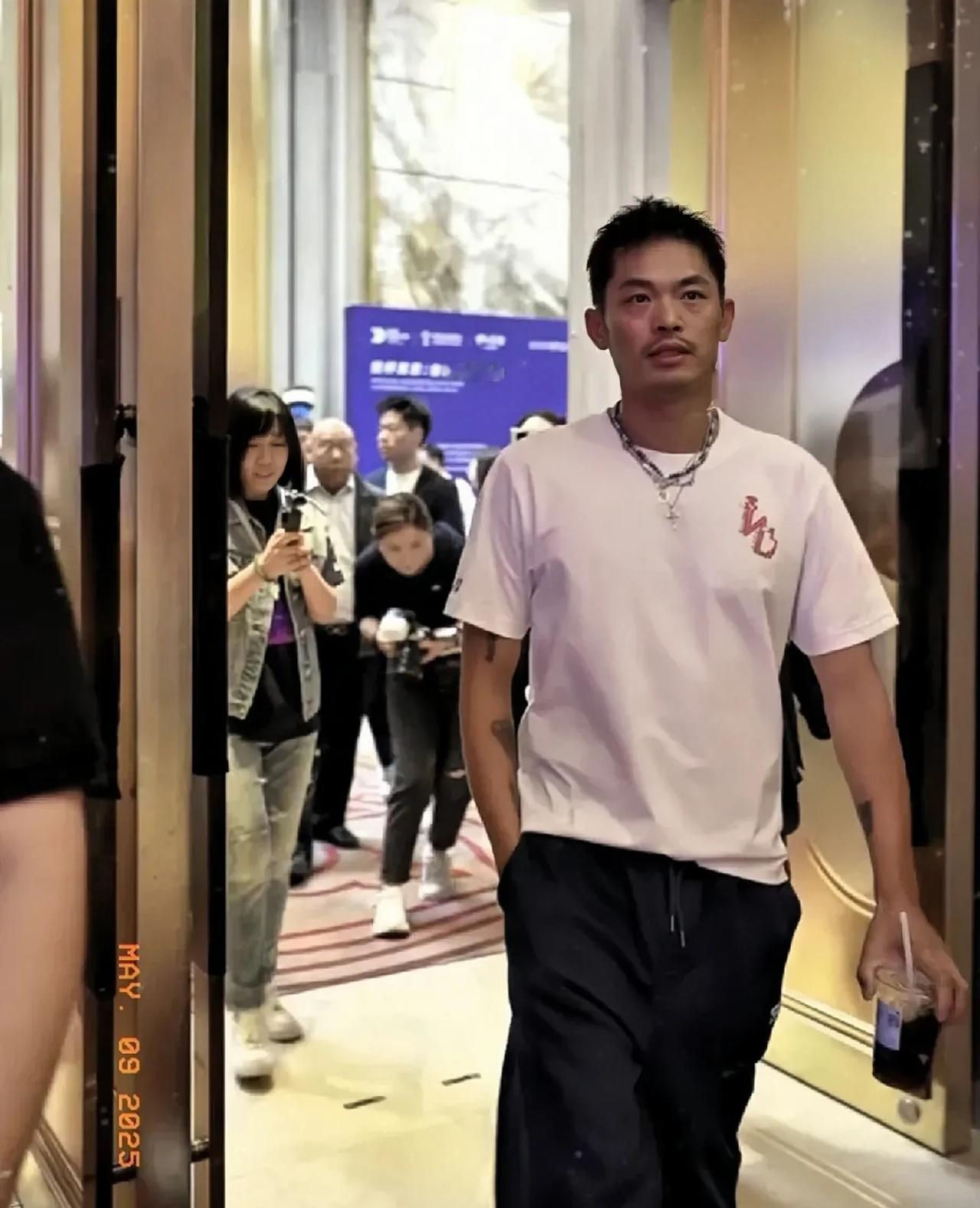 40岁林丹身材爆照刷屏！网友：这肌肉线条，秒杀小鲜肉！

羽毛球天王林丹最新健身
