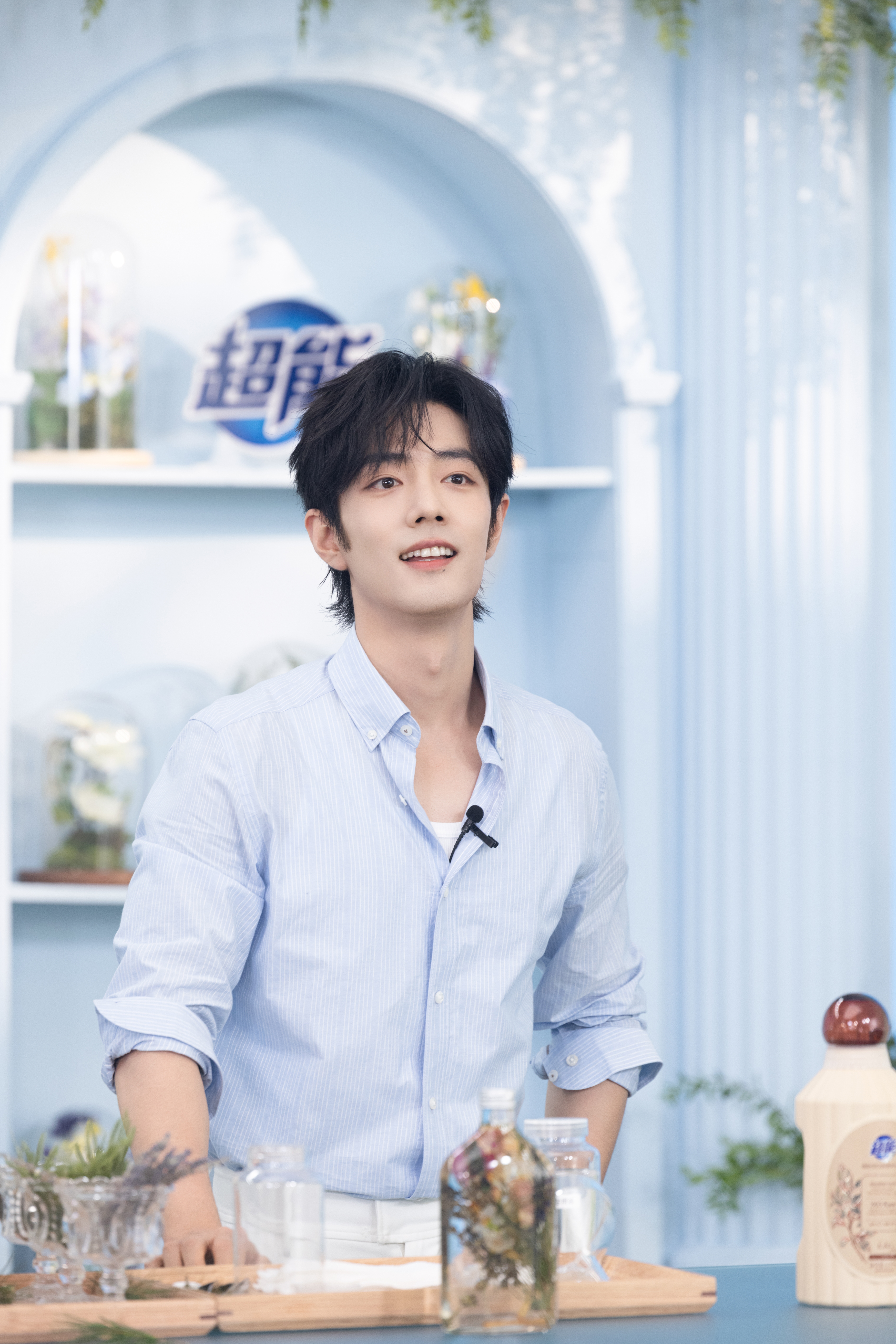 肖战解开扣子漏出来的是内搭今晚是：超级帅气花美男——肖战这少年感绝了！好喜欢肖战