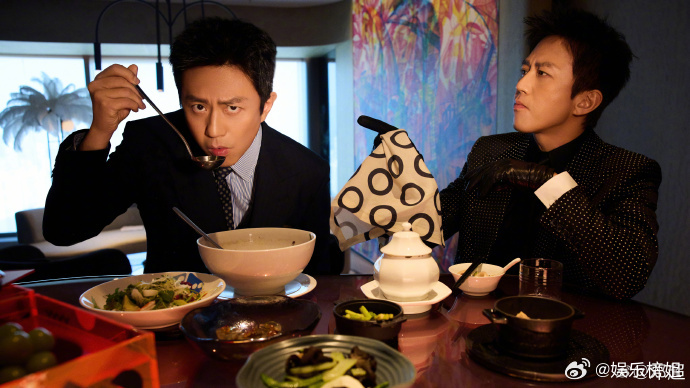 昨晚的主持人邓超晒两个邓超同框出图，这是绝代双姝，双份的惊喜双份的快乐！超哥辛苦