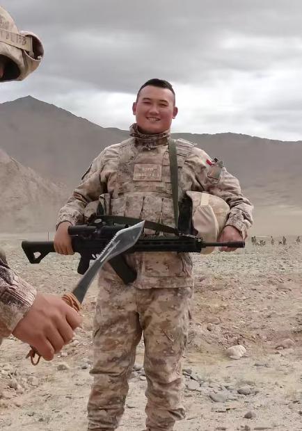 看看我军在边境山区，缴获到了什么？印度最精锐廓尔喀士兵的廓尔喀弯刀。实事求是说，