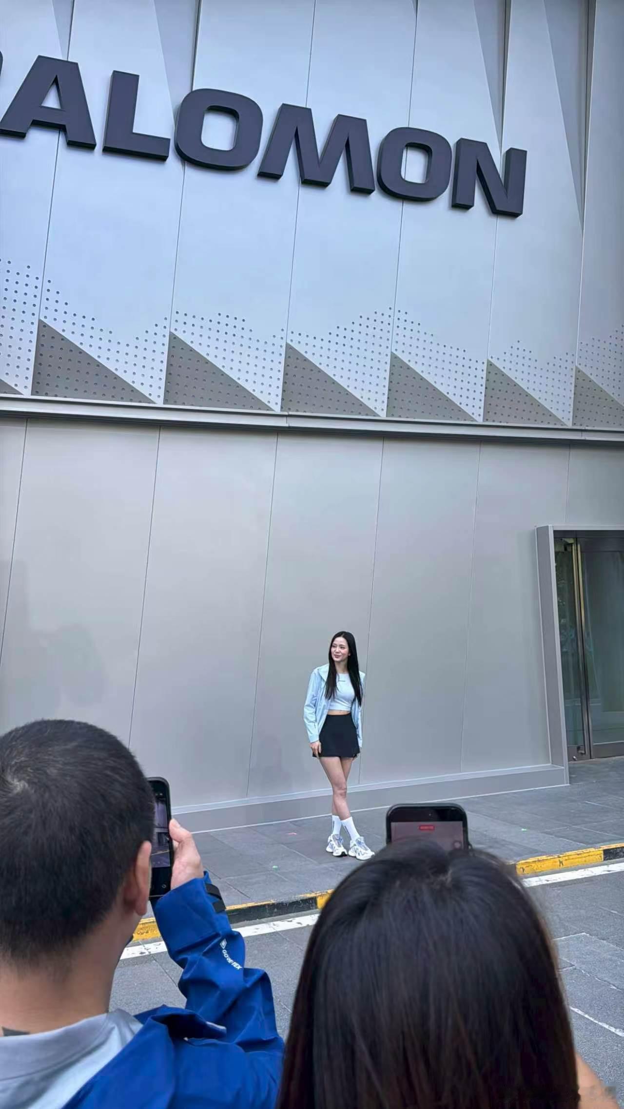 JISOO同款 被金智秀的真诚狠狠打动，BLACKPINK十周年活动动情落泪，感