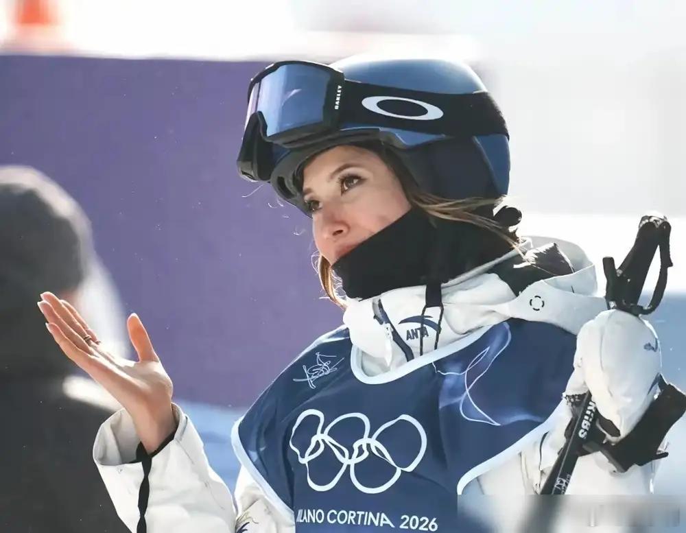 谷爱凌金牌太牛了！第一跳失误，仅仅拿到30分的成绩，但这并没有影响她后面的比赛，