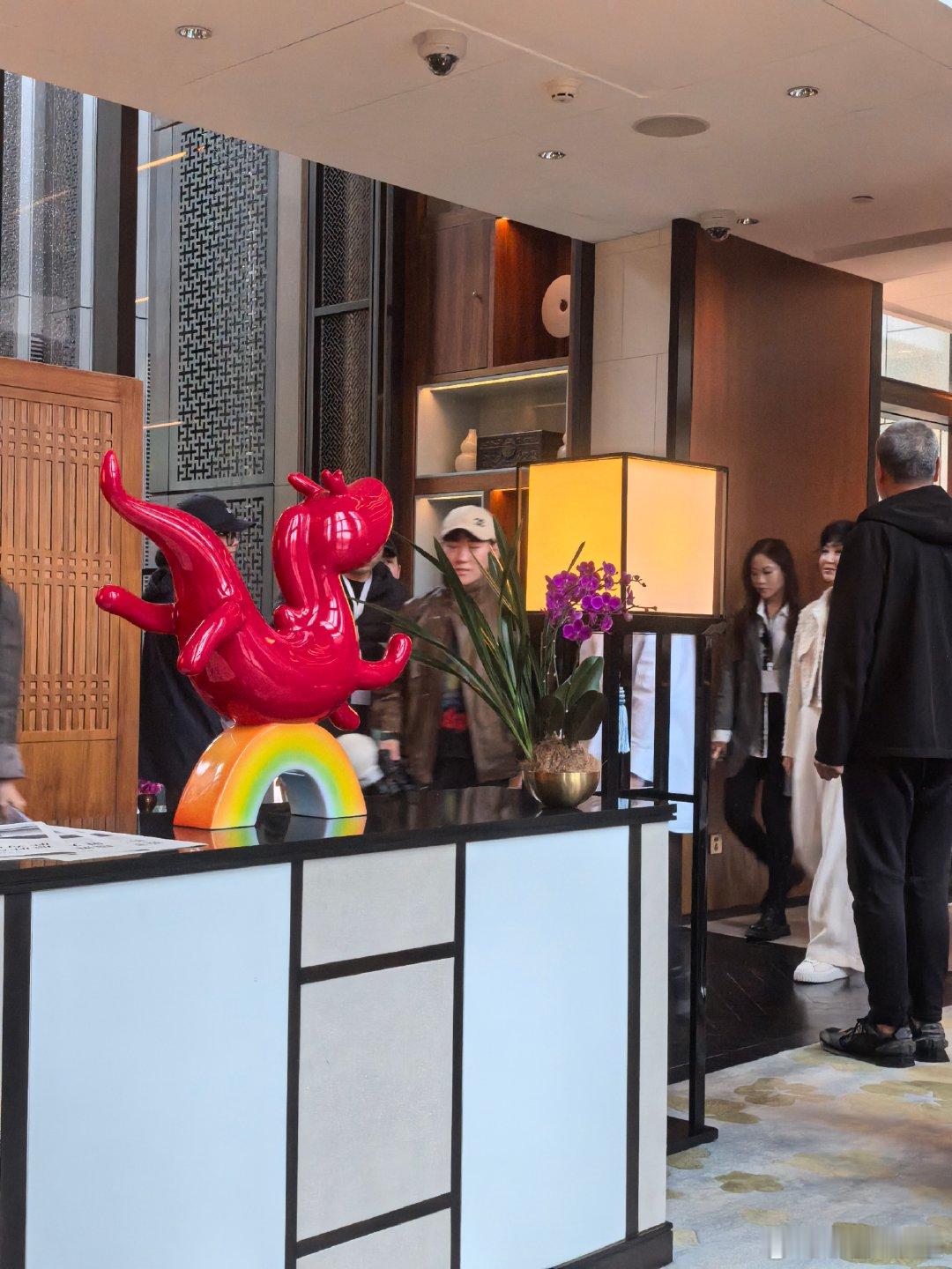 张曼玉没去浪姐来这了 之前看到网上爆料说张曼玉要上浪姐，没去成全网意难平，但今天