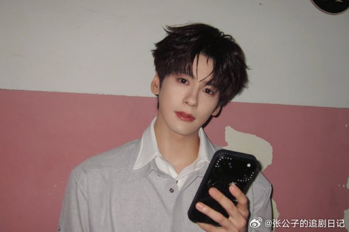 魏哲鸣不是说好走高冷路线的吗魏哲鸣在现偶演喜剧以为是高冷精英律师，结果魏哲鸣一出