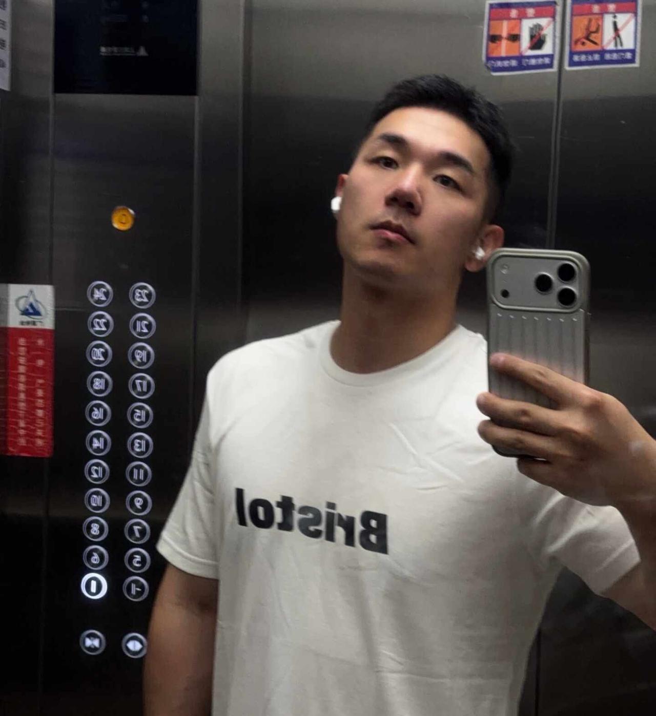 人夫感 健身毫无训练痕迹 镜子里的我
