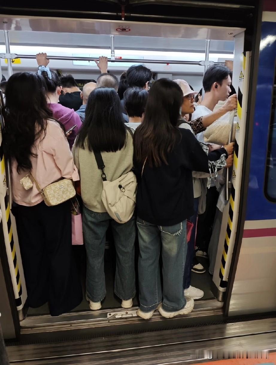 挤不上地铁，要迟到了！
 
早高峰的地铁根本不是“挤”，是“焊”在人堆里！今天我