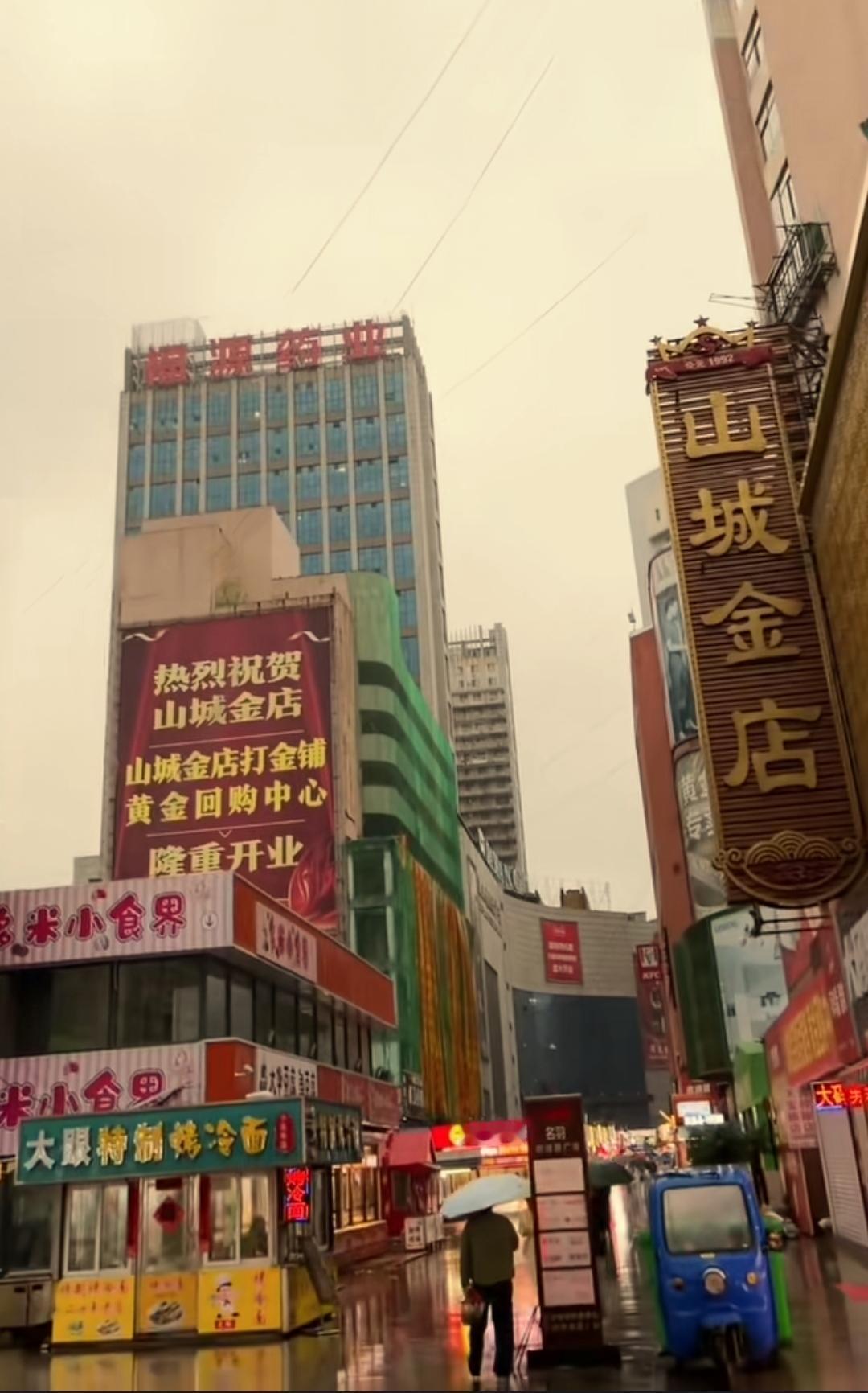 现如今本溪永丰步行街生意越来越红火，五一假期接待游客数量也创造了历史新高，不过还