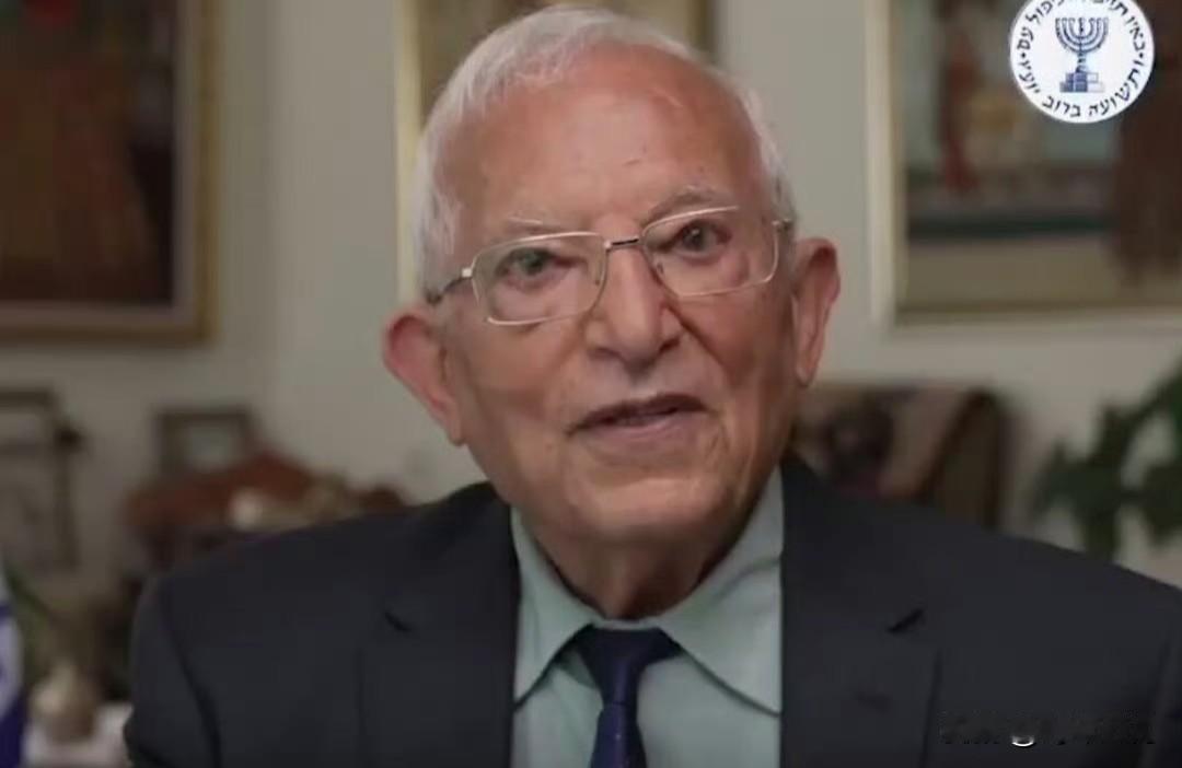 摩萨德特工、以色列电台波斯语部主编梅纳什·阿米尔：

“特朗普正试图通过威胁和恐