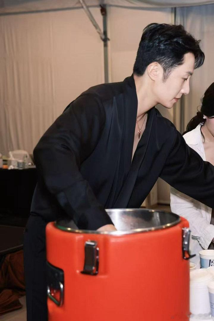 丁一宇为中国粉丝制作饮品丁一宇 一杯特调，双向奔赴，隔着语言依旧能感受到满满的诚