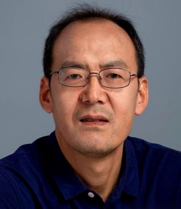 说实话，这种人挺“可怕”的。一个副教授，安安静静搞了三十年计算机。回头身后已站着