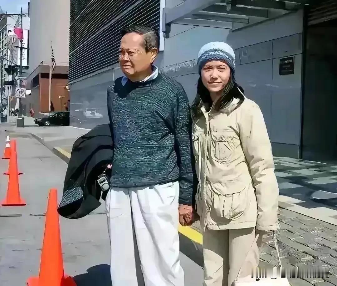 近日一张杨振宁和夫人翁帆的一张合影，我突然发现，原来翁帆也慢慢的老了，已经没有了