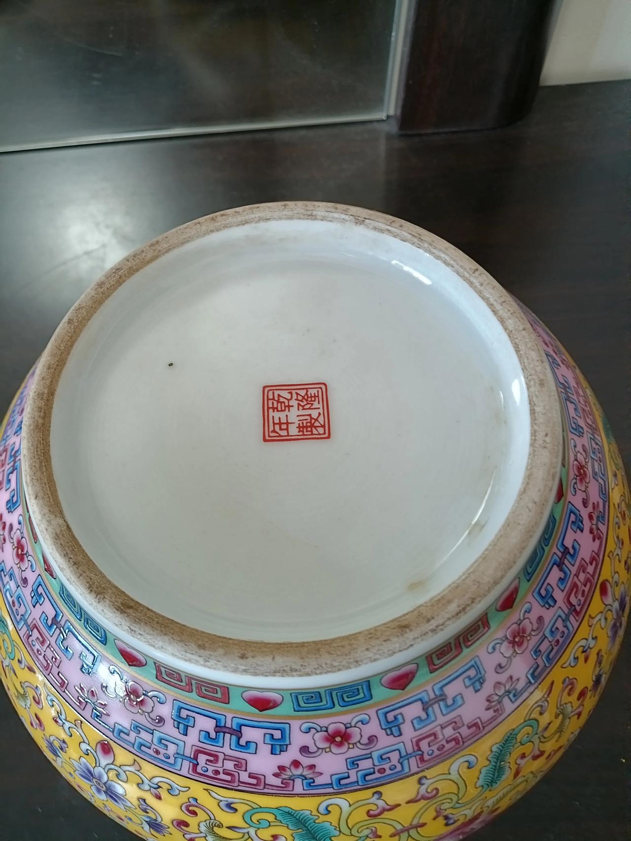 发布一件清代乾隆年间制作的珐琅彩，牡丹缠枝纹饰带盖小将军罐或者茶叶罐。底款“乾隆