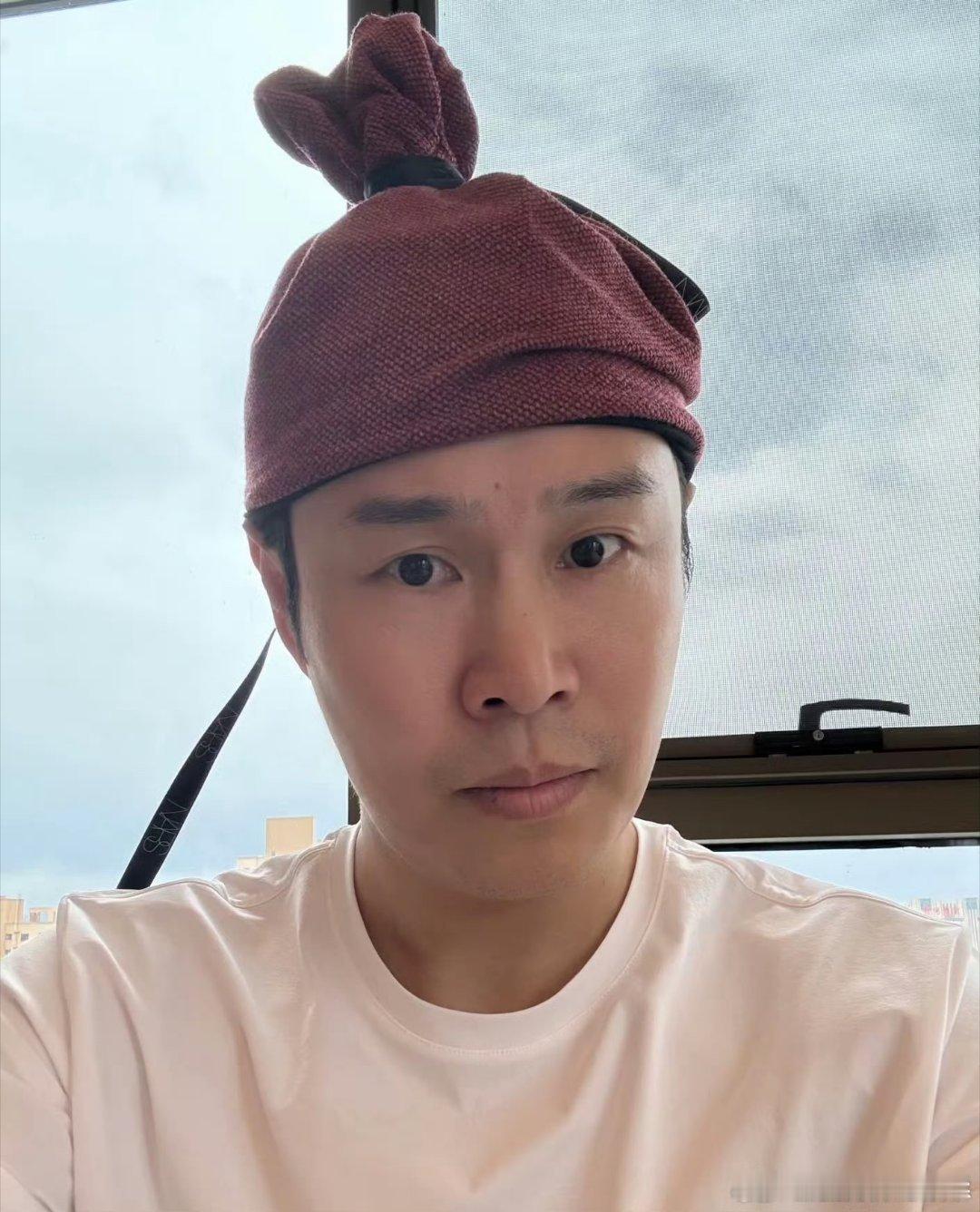 小沈阳头巾疑似人传人披荆斩棘舞台内卷严重，小沈阳另辟赛道玩起头巾穿搭，还带动其他