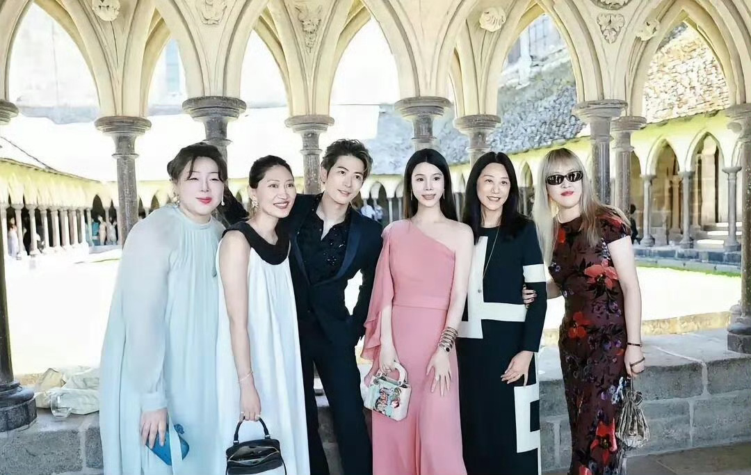 奚梦瑶伴娘阵容谁看奚梦瑶伴娘团不惊叹！泰国顶级豪门千金、港圈老牌名媛扎堆，何超盈