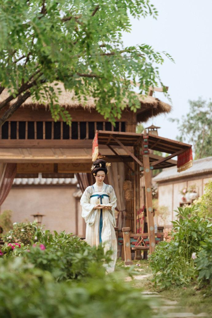 何惟芳温柔含笑自成风华 杨紫眉目如画 杨紫眉目如画，何惟芳温柔含笑自成风华，谁懂