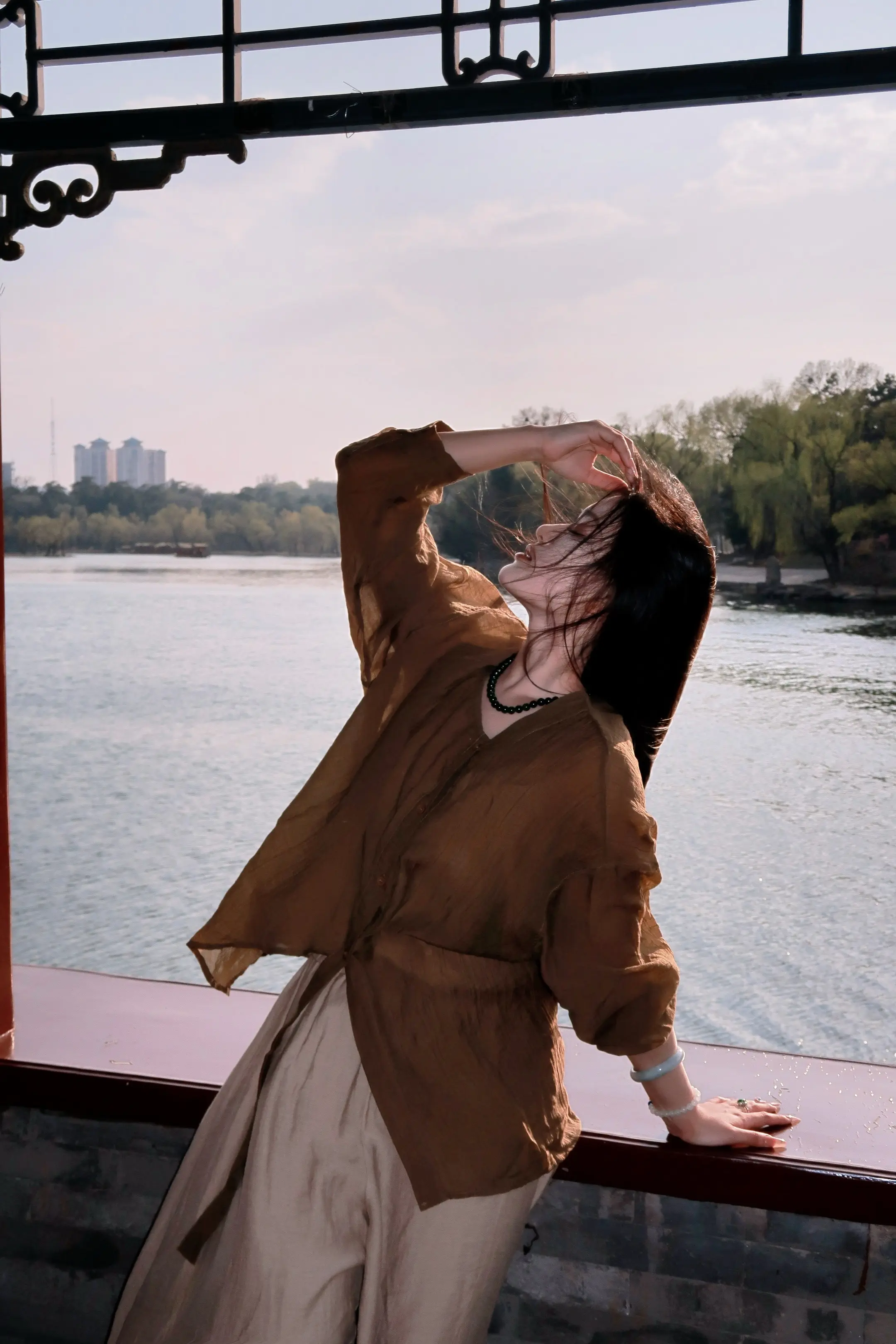 “憾无穷 人生长恨水长东”