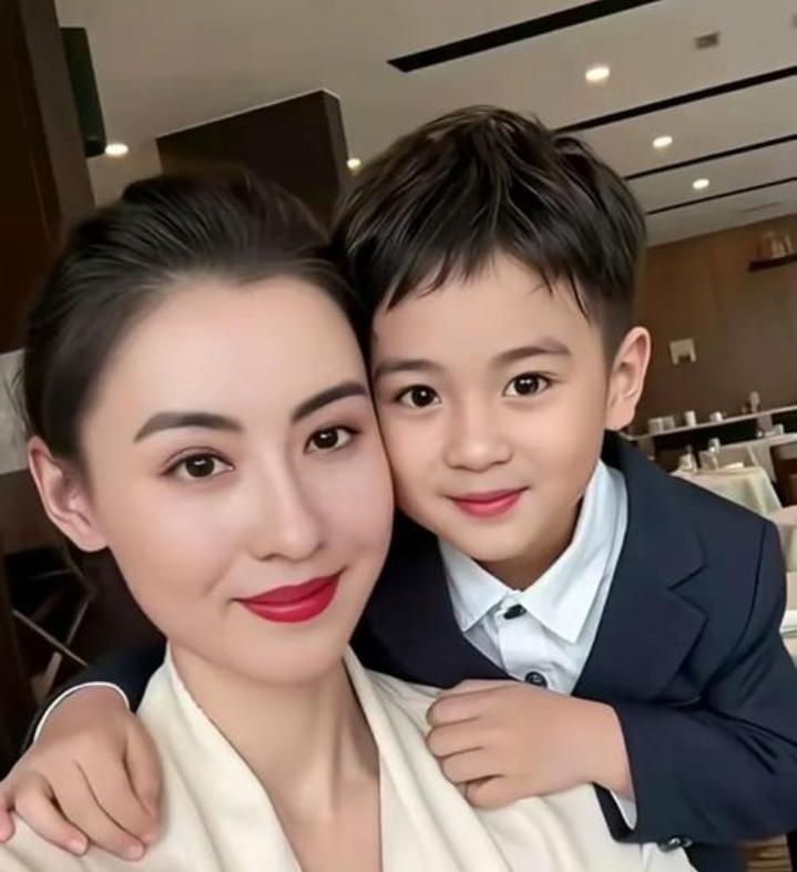 张柏芝小儿子长得像谁呢? 翻到张柏芝小儿子的近照，第一眼真的有点恍惚。
之前一直