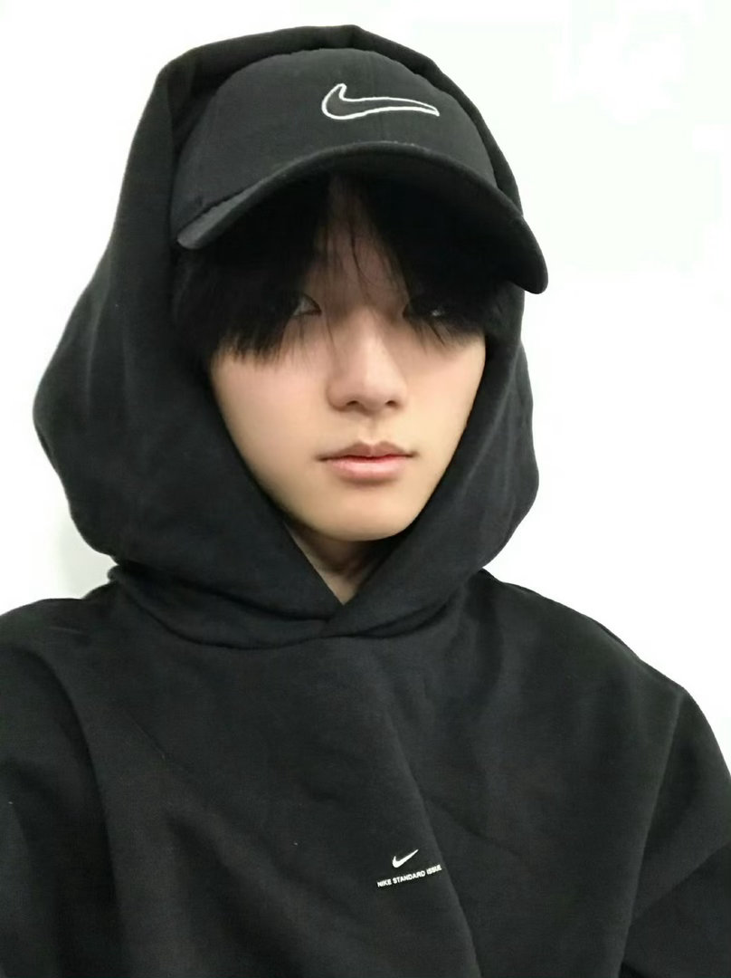 穆祉丞想卸妆录综艺周五晚高疯 高叶嚼着东西问穆祉丞那话的时候，全场都笑了。魏大勋